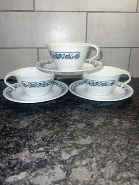 Set of 3 Corelle cups and saucers. OLD TIME BLUE. Hook handle   Like new.